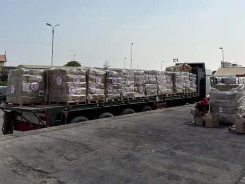 Không được vào Gaza, hàng cứu trợ chất đống trong kho và bên lề đường