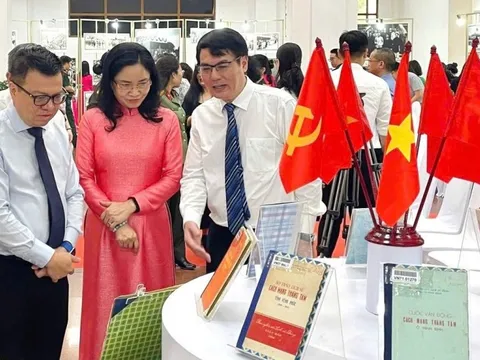 Gần 1.000 tư liệu tại triển lãm ‘Mùa thu độc lập và khát vọng phồn vinh’