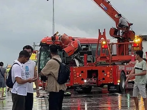 Xe khách tông đuôi container, tài xế mắc kẹt trong cabin