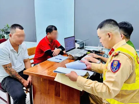 Vụ phụ xe khách ngồi giữa đường chặn xe khác: Do mâu thuẫn tranh giành khách