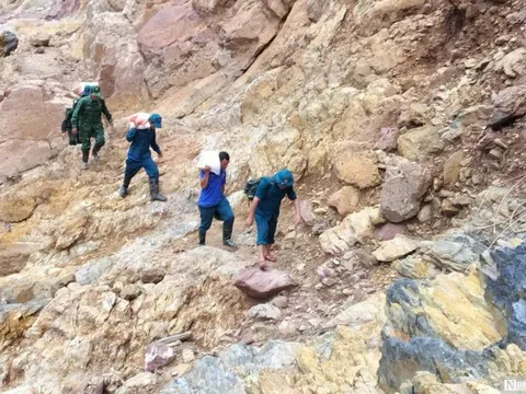 Gian nan hành trình cõng lương thực trèo đèo, lội suối tiếp tế đến người dân biên giới