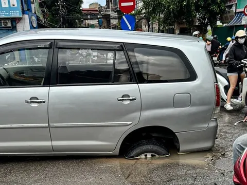 Ô tô đang đi trên đường bất ngờ bị tụt bánh xuống "hố tử thần"