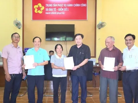 Quảng Ngãi: Trao những bìa hồng đầu tiên sau hơn một tháng vận hành mô hình chính quyền hai cấp tại Đăk Tô