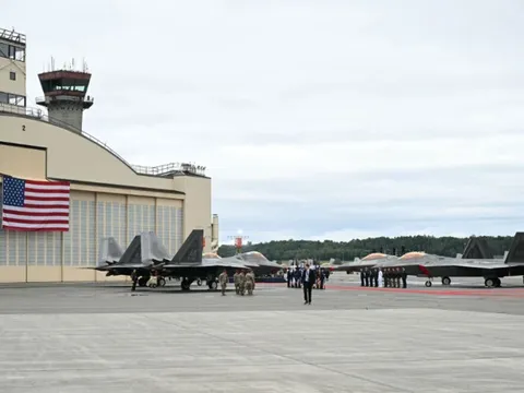 Hội nghị Thượng đỉnh Alaska chứng kiến cảnh tượng chưa từng có với F-22 và Su-57