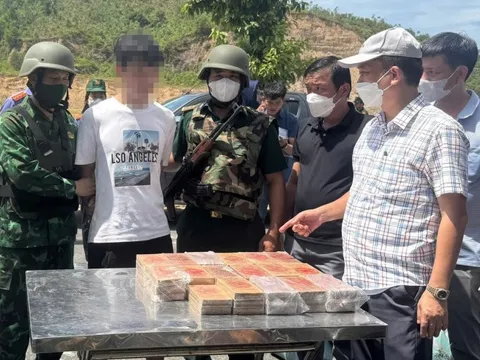 Lực lượng biên phòng bắt giữ 2 đối tượng vận chuyển gần 300 kg ma túy
