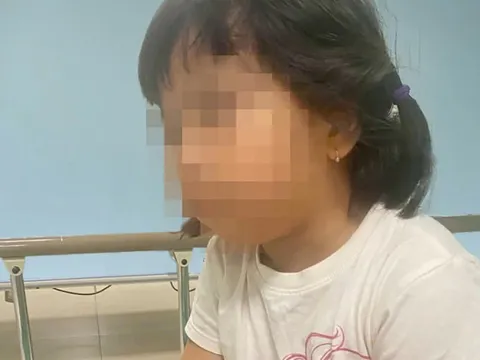 Bản tin 17/8: Bé gái suýt thủng màng nhĩ do bị nhét sỏi vào tai khi đi chơi