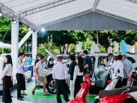 Hàng nghìn người tham dự “Ngày hội thu xăng đổi điện”, nhiều khách thử xong xuống tiền liền tay