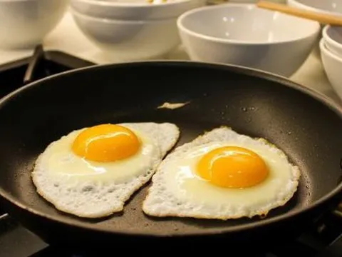 3 người trong một nhà cùng nhập viện cấp cứu sau khi ăn trứng rán
