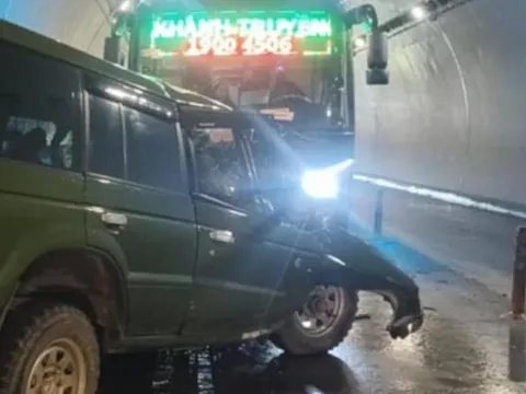Xe ô tô 7 chỗ va chạm với xe khách trong hầm Đèo Ngang, 2 người tử vong