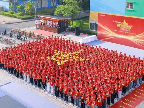 Nhân viên Samsung tự hào trong áo đỏ sao vàng "Cùng Việt Nam tiến bước"