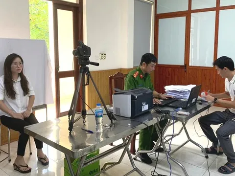 Xã Quang Minh đổi thẻ đảng viên trên nền tảng Cơ sở dữ liệu quốc gia về dân cư