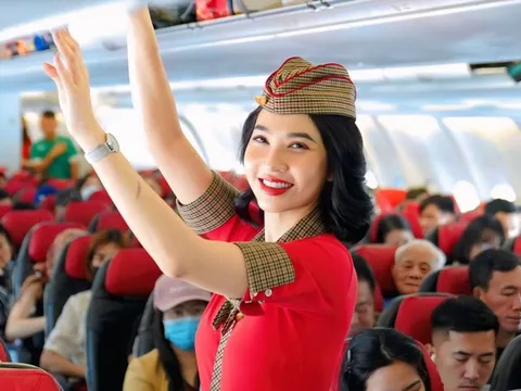 Nhận quà từ Vietjet khi mặc áo cờ đỏ sao vàng lên máy bay