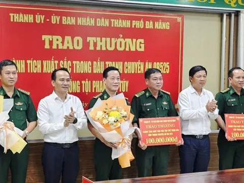 Khen thưởng đột xuất lực lượng triệt phá chuyên án gần 300 kg ma túy