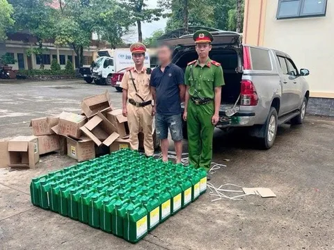 Bắt giữ xe tải chở thuốc diệt cỏ có tem nhãn nước ngoài