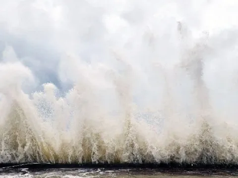 Áp thấp nhiệt đới vừa suy yếu, bão mạnh có thể "nối đuôi"