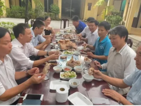 Cán bộ thú y Huế cùng ăn giò heo để vận động người dân tiêu thụ thịt an toàn