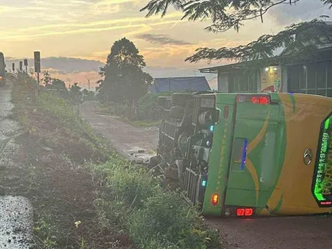 Vụ lật xe chở 46 hành khách: Có người phải cắt cả tay