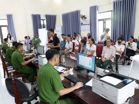 Xã Mê Linh: Phấn đấu hết ngày 20/8/2025 hoàn thành cấp đổi thẻ đảng viên