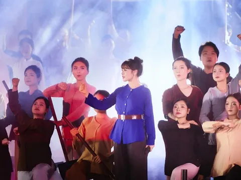 Sao mai Nguyễn Thu Hằng hãnh diện được hát Quốc ca ở Quảng trường Cách mạng tháng Tám