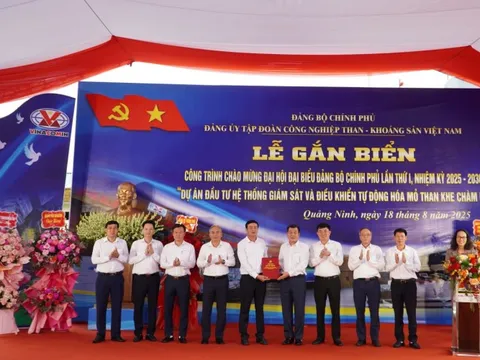 Đảng ủy TKV gắn biển công trình chào mừng Đại hội đại biểu Đảng bộ Chính phủ lần thứ I, nhiệm kỳ 2025 - 2030