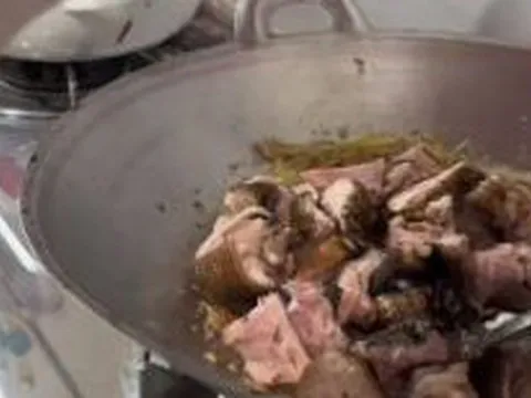 Được người lạ tặng thịt miễn phí, người phụ nữ sốc nặng sau khi nấu chín