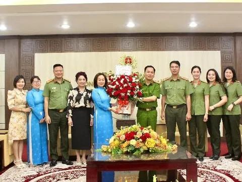 Hội LHPN Hà Nội và báo Phụ nữ Thủ đô chúc mừng Công an TP Hà Nội nhân kỷ niệm Ngày truyền thống ngành
