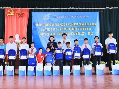 Hội LHPN Việt Nam về nguồn tại Tuyên Quang, tặng quà trẻ em có hoàn cảnh khó khăn