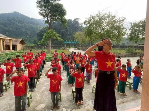 Gieo chữ nơi biên viễn: Tấm lòng người thầy, người cô