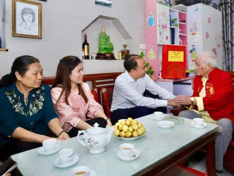 “Uống nước nhớ nguồn“: Phường Tây Hồ tri ân người có công với cách mạng