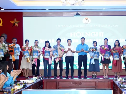 LĐLĐ thành phố Hà Nội trao Quyết định thành lập 31 Công đoàn cơ sở
