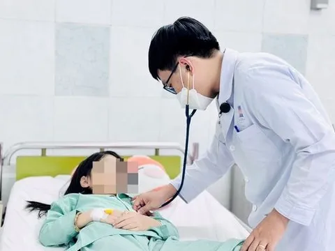 Ăn kẹo dẻo người quen mang từ nước ngoài về, 2 chị em nhập viện cấp cứu