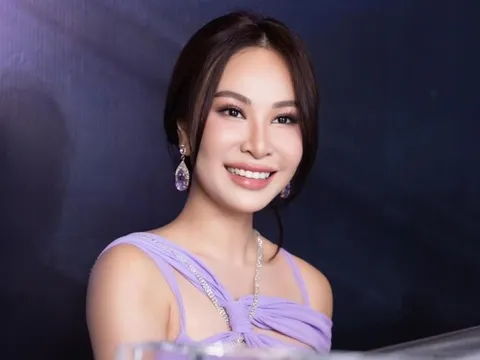 Ca sĩ Uyên Linh gây bất ngờ khi "Lần đầu làm mẹ"