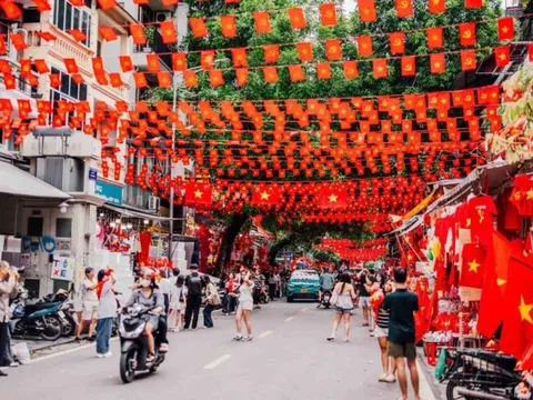 Hà Nội rực rỡ cờ hoa chào đón ngày hội non sông