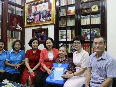 Lãnh đạo Hội LHPN Hà Nội thăm, tri ân Mẹ Việt Nam Anh hùng, nữ lão thành cách mạng