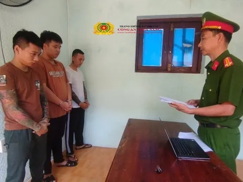 Khống chế đôi nam nữ lên ô tô rồi buộc đưa tiền, 3 đối tượng bị khởi tố