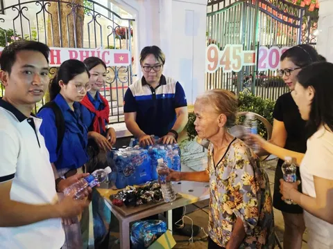 Trung tâm Báo chí Thủ đô phối hợp cùng Tân Hiệp Phát phục vụ nước miễn phí người xem diễu binh