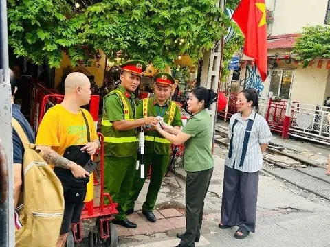 Phụ nữ Công an Thủ đô đồng hành hỗ trợ lực lượng làm nhiệm vụ A80