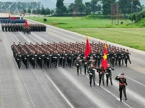 Người dân háo hức đi xem buổi tổng hợp luyện diễu binh, diễu hành tối nay (21/8)