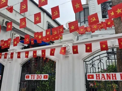 Hà Nội rực rỡ cờ hoa mừng Đại lễ
