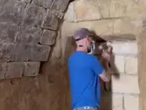 Cả nhà rợn tóc gáy khi xem lại video khám phá "cánh cửa bịt kín hàng trăm năm" chưa một lần mở