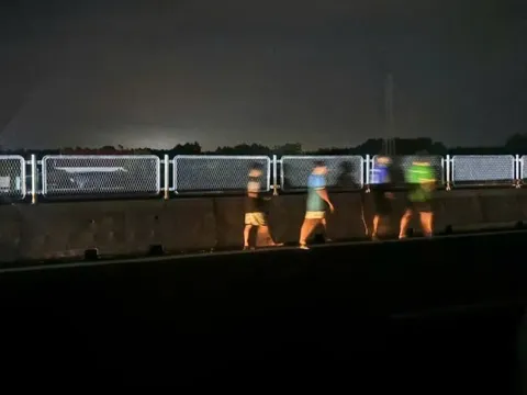 Tài xế hoảng hốt vì nhiều thiếu niên đi bộ trên cao tốc Vạn Ninh – Cam Lộ vào ban đêm