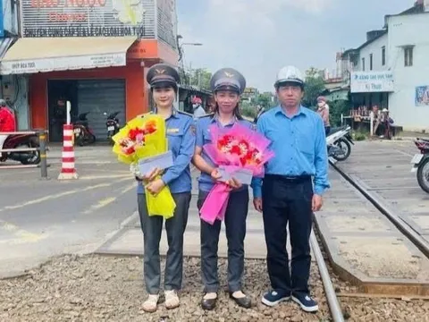 Khen thưởng 2 nữ nhân viên kịp thời ngăn chặn tai nạn đường sắt