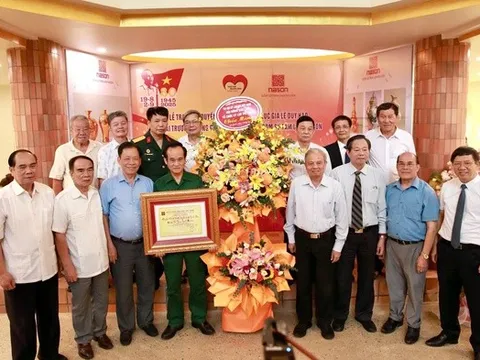 Người cựu binh "thổi hồn" giúp gốm Việt xác lập kỷ lục thế giới