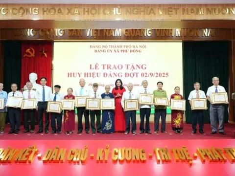 Đảng bộ xã Phù Đổng trao tặng Huy hiệu Đảng đợt 2/9/2025 cho đảng viên tiêu biểu