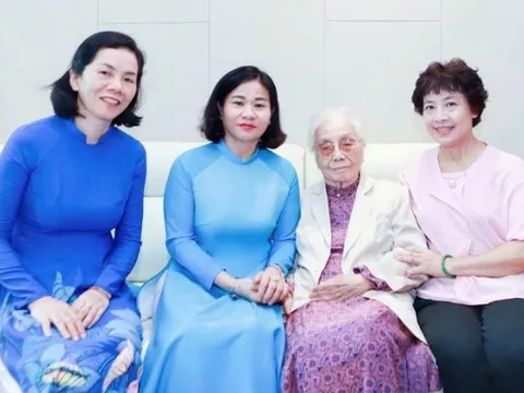 Chủ tịch Hội LHPN Việt Nam thăm hỏi nguyên Phó Chủ tịch nước Nguyễn Thị Bình