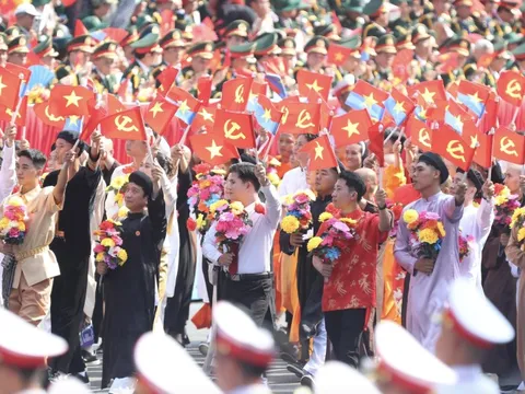 Kiều bào từ khắp năm châu trở về, diễu hành trong đại lễ 80 năm Quốc khánh