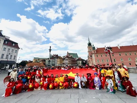 'Việt Phục Bộ Hành' tại Ba Lan: Niềm tự hào dân tộc lan tỏa nơi đất khách
