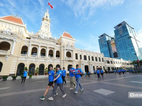Bạn bè quốc tế đồng hành cùng người dân Tp.HCM đi bộ chào mừng 80 năm ngành Ngoại giao Việt Nam