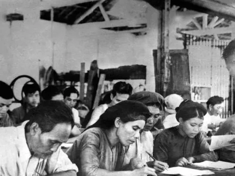 Khai mạc trưng bày “Bình dân học vụ - thắp sáng tương lai“