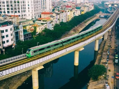 Tin vui cho những người đi xem diễu binh bằng tàu điện